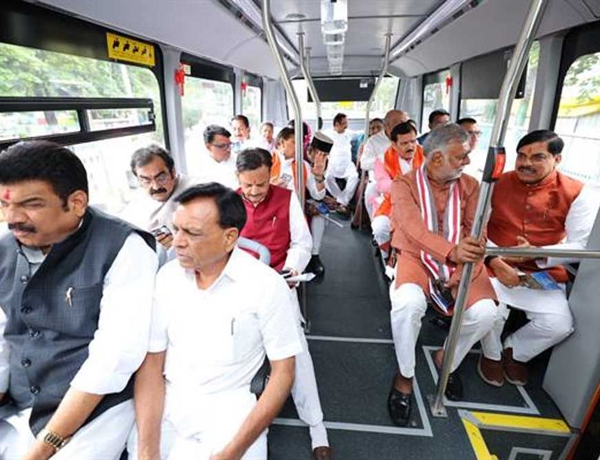 मुख्यमंत्री डॉ. यादव, मंत्रीगण सहित ई-बस से पहुंचे जगदीशपुर