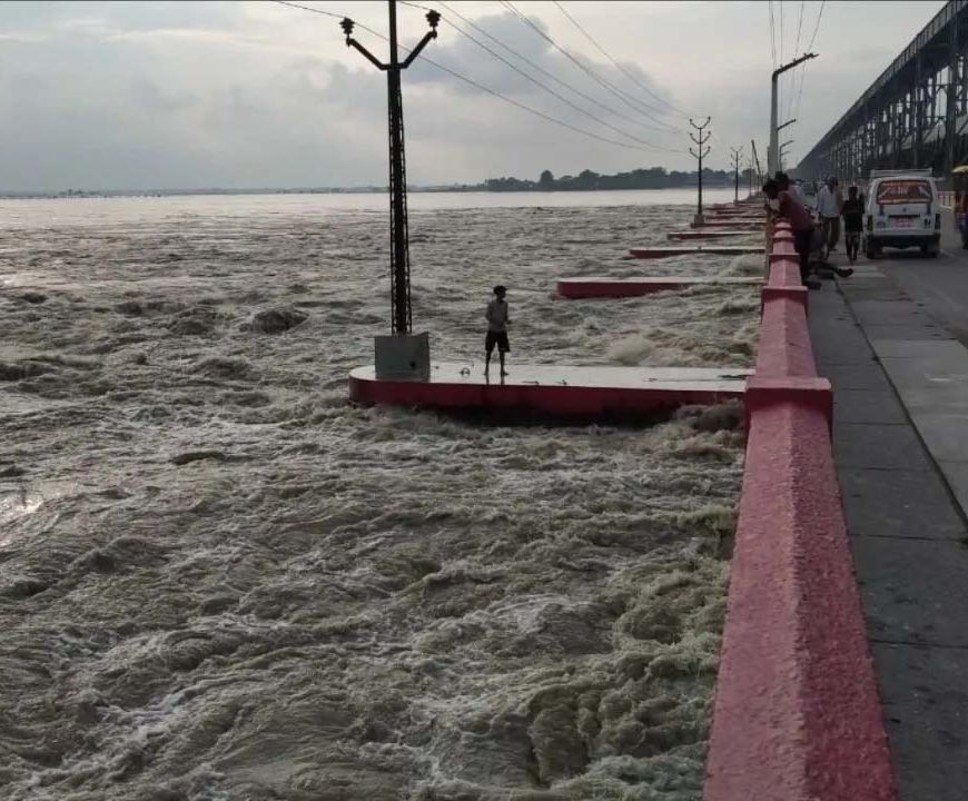 कोसी नदी में बढ़ा जलस्तर, बराज के 26 फाटक खोलकर छोड़ा गया पानी
