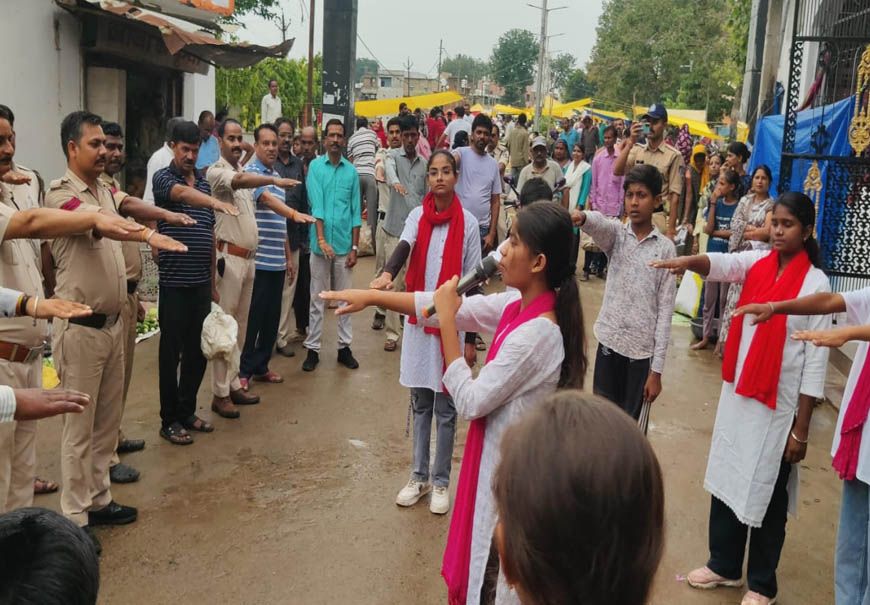 साप्ताहिक बाजार में गूंजा नशा मुक्ति का संदेश, पुलिस ने नुक्कड़ नाटक और रैली से किया जागरूक