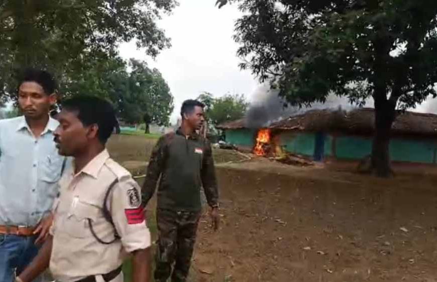 CG में हेडमास्टर की हत्या के बाद भड़की हिंसा, आरोपियों के घरों में लगाई आग, गांव में तनाव
