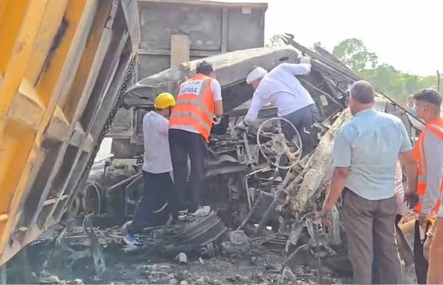 हरियाणा में ट्रक-डंपर की भीषण टक्कर के बाद लगी आग, कई लोगों के फंसे होने की आशंका