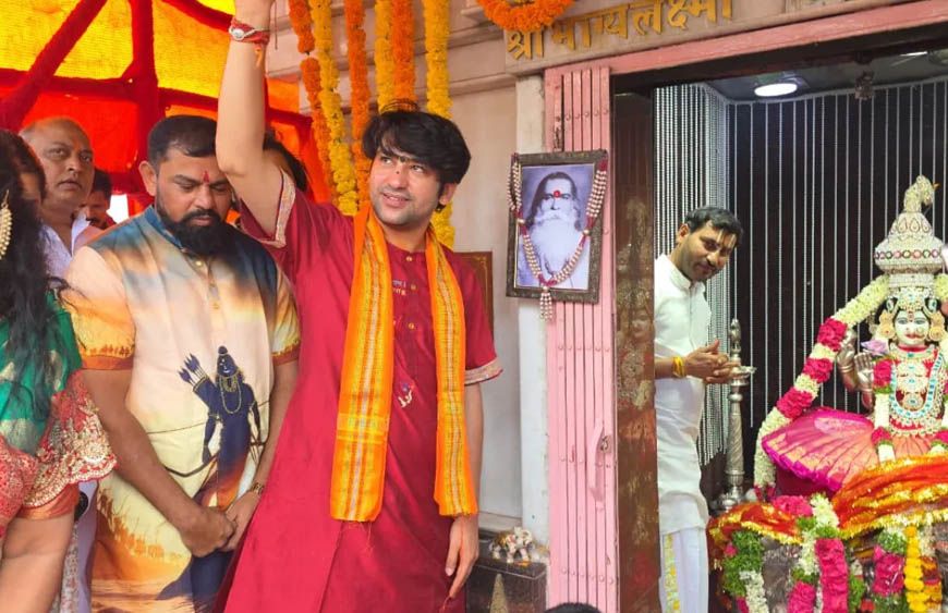चारमीनार पहुंचे धीरेंद्र शास्त्री, भाग्यलक्ष्मी मंदिर में बोले- राम मंदिर की तर्ज पर हो निर्माण