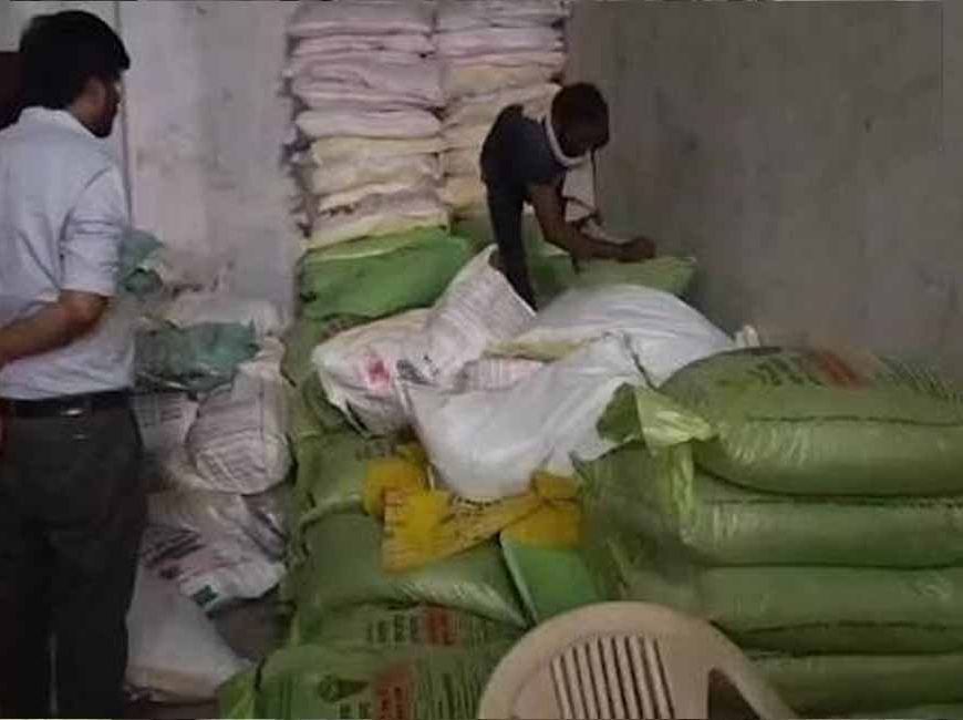 दुर्ग में अवैध खाद के गोदाम पर प्रशासन की बड़ी कार्रवाई, कृषि सामग्री जब्त