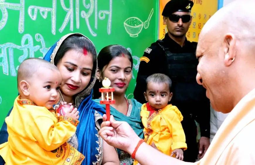 सीएम ने बच्चों का अन्नप्राशन कराया और स्टॉलों का किया अवलोकन