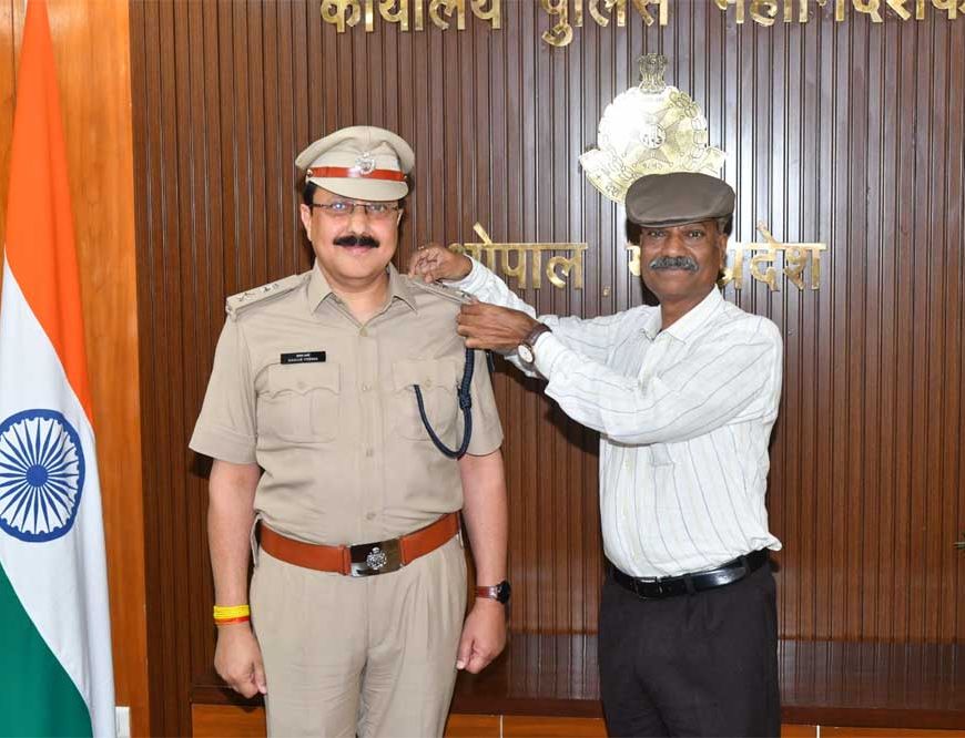 डीजीपी ने भारतीय पुलिस सेवा में नियुक्त अधिकारियों को लगाई रैंक