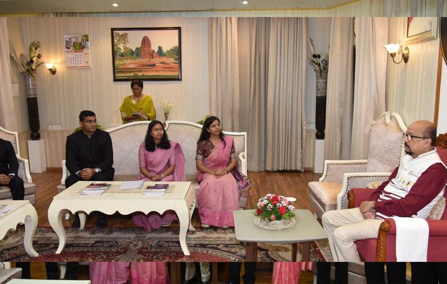राज्यपाल से मिले प्रशिक्षु डिप्टी कलेक्टर, डेका बोले- सेवा भाव और संवेदनशीलता से निभाएं जिम्मेदारी