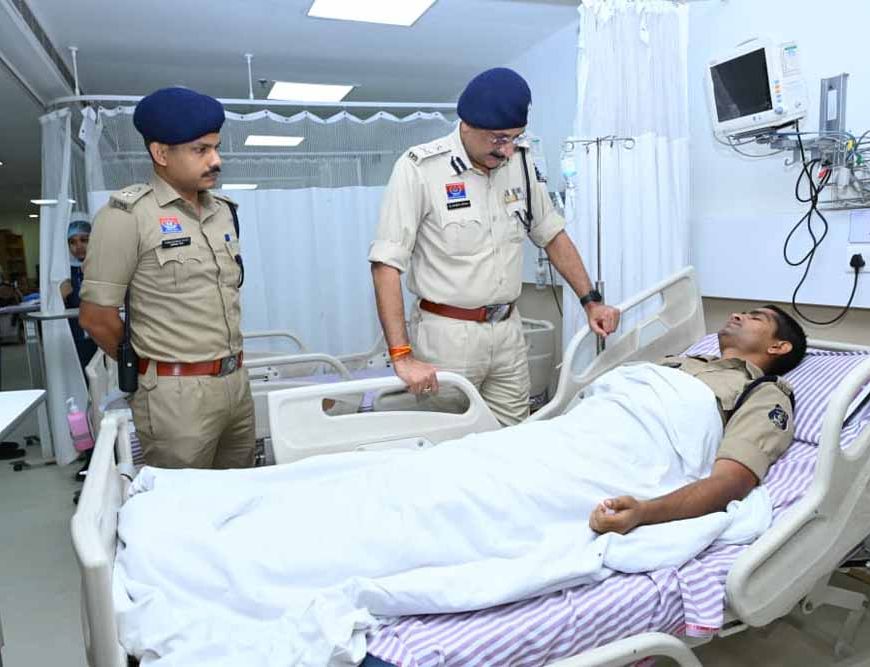 पुलिस कमिश्नर संजीव शुक्ला ने अस्पताल पहुंचकर घायल पुलिस जवानों का जाना हाल