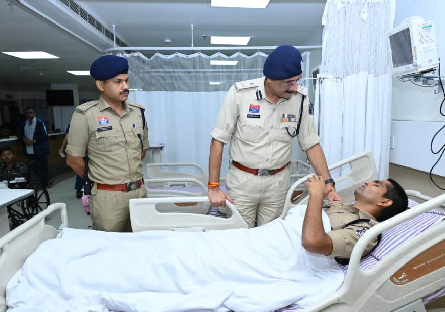 पुलिस कमिश्नर संजीव शुक्ला ने अस्पताल पहुंचकर घायल पुलिस जवानों का जाना हाल