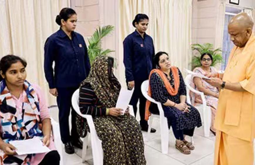 जनता दर्शन में योगी का बड़ा आश्वासन, गंभीर मरीजों के इलाज में मिलेगी आर्थिक मदद