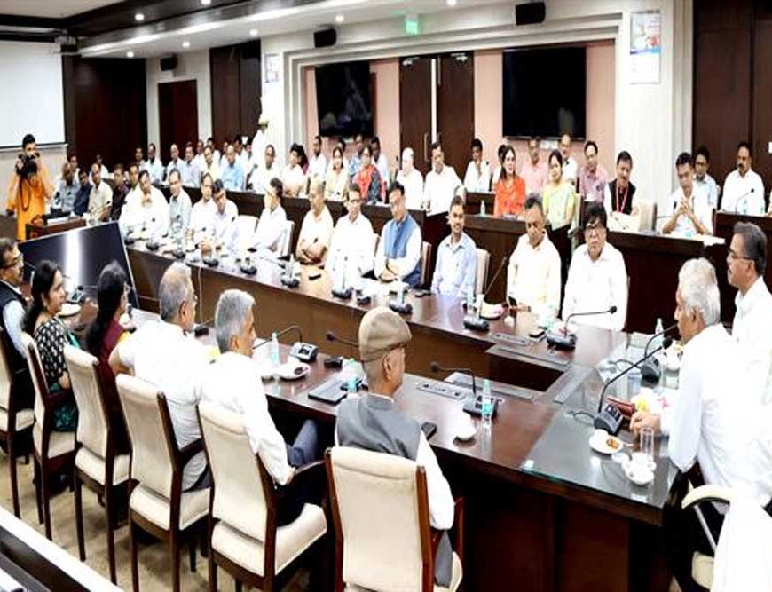अधिकारी टीम मध्यप्रदेश के रूप में योजनाओं और निर्णयों के क्रियान्वयन में उत्कृष्ट भूमिका निभाएं : मुख्य सचिव  बर्णवाल