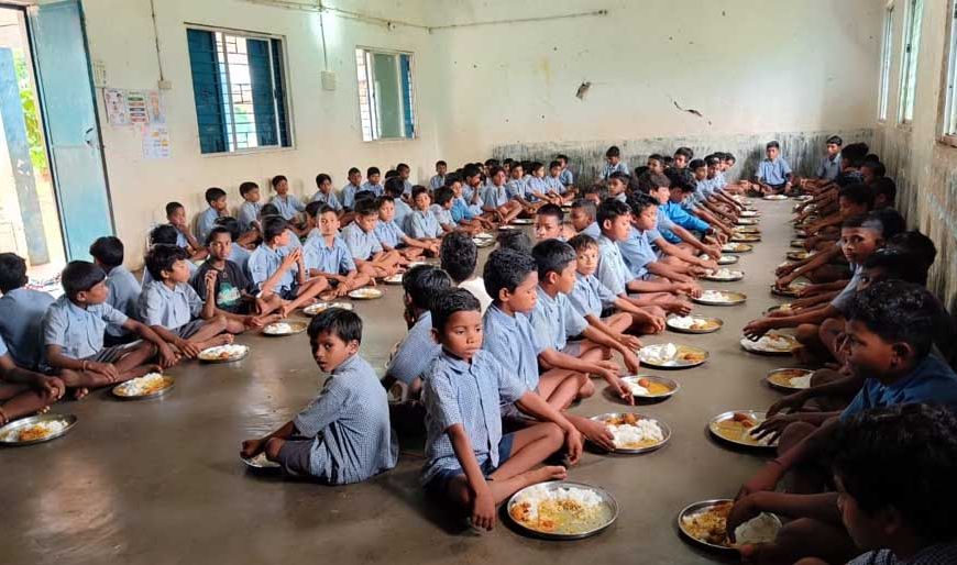 भैरमगढ़ में सामाजिक सहभागिता की अनूठी पहल, पीएम पोषण योजना के तहत बच्चों को मिला पौष्टिक और स्वादिष्ट भोजन