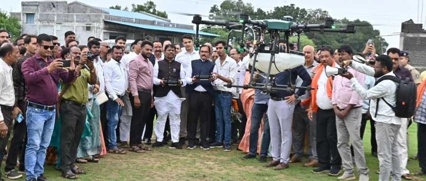 धमतरी बना प्रदेश का पहला जिला, जहाँ PACS  के जरिए किसानों को मिलेगी ड्रोन स्प्रेयर सेवा