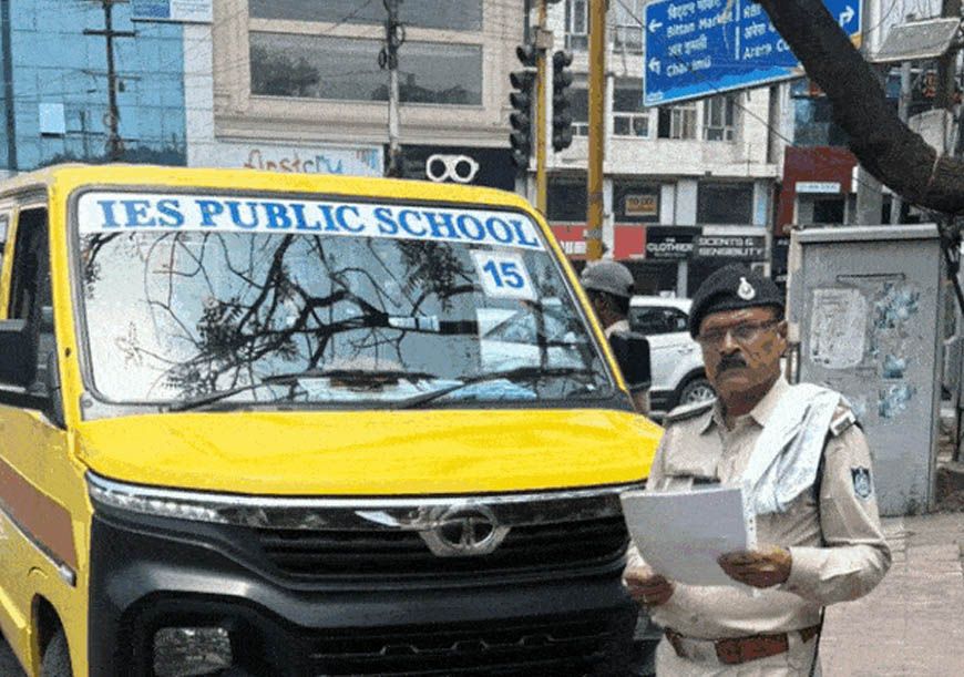 भोपाल में स्कूल बसों पर ट्रैफिक पुलिस की सख्ती, 600 से ज्यादा बसों की जांच में 40 पर कार्रवाई