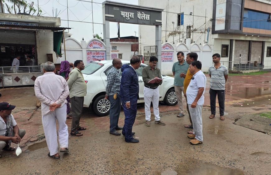 बारिश से पहले होनी थी तैयारी, तब क्रिकेट में व्यस्त थीं महापौर! अब व्यवस्थाएं संभालने सड़क पर उतरे निगम आयुक्त, तो शुरू हुई सियासत