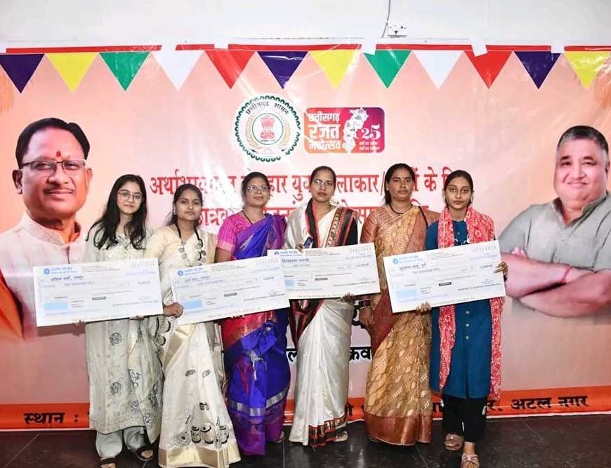 कलाकारों और साहित्यकारों के सम्मान-संवर्धन की दिशा में बड़ा कदम, संस्कृति विभाग ने वितरित किए सहायता एवं छात्रवृत्ति राशि के चेक