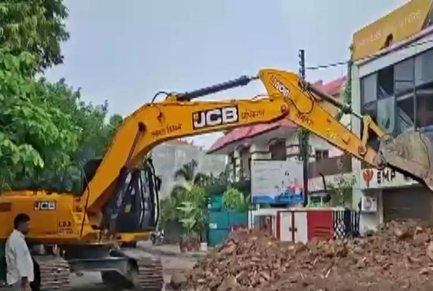 15 मौतों के बाद बड़ा एक्शन! 15 दिन का नोटिस खत्म, लखनऊ अग्निकांड वाली बिल्डिंग पर चला बुलडोजर