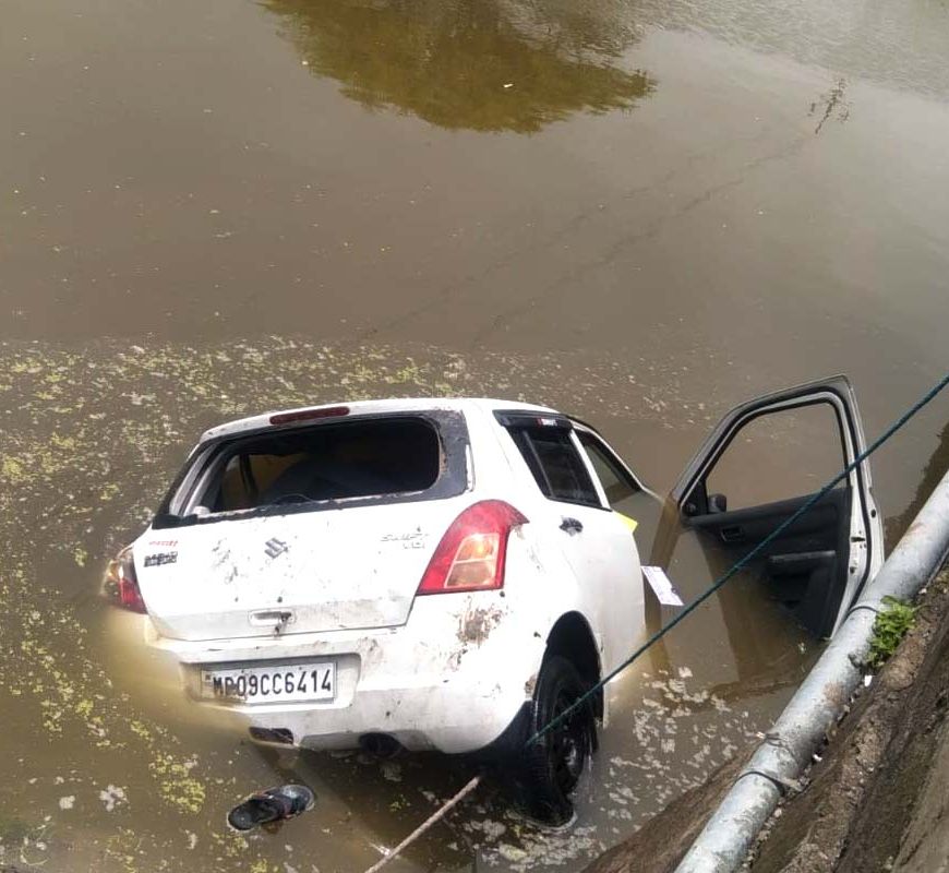 राजगढ़ में तालाब में गिरी तेज रफ्तार कार, पांच लोगों की दर्दनाक मौत हुई