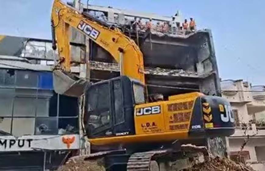लखनऊ अलीगंज अग्निकांड वाली इमारत पर एलडीए का बुलडोजर चला