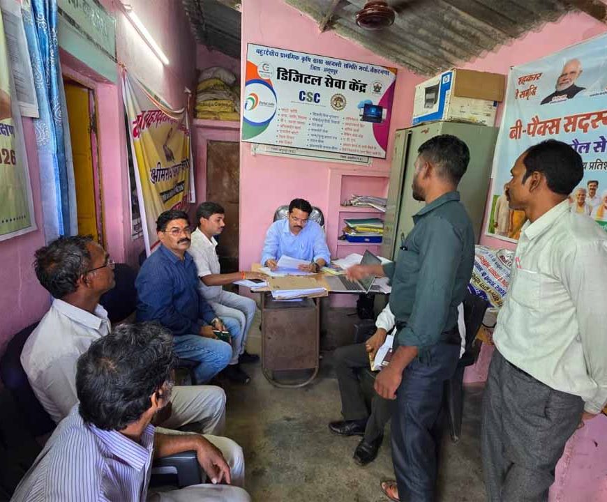 कलेक्टर के निर्देशन में एसडीएम ने वेंकटनगर सहकारी समिति का किया निरीक्षण