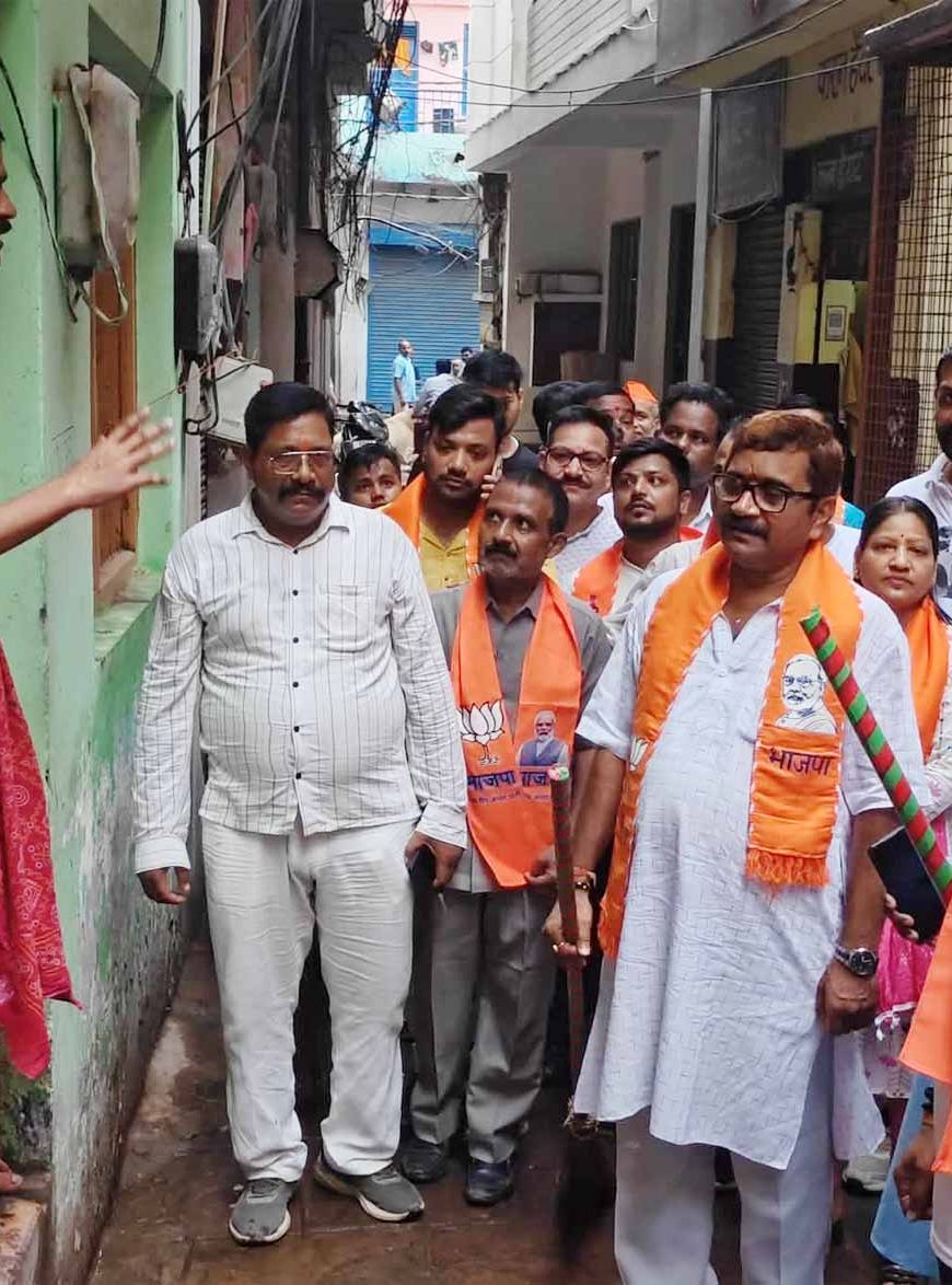 76 दिवसीय वार्ड प्रवास में जनता के बीच पहुंच रहे विधायक डॉ. नीलकंठ तिवारी, सुन रहे समस्याएं, करा रहे समाधान