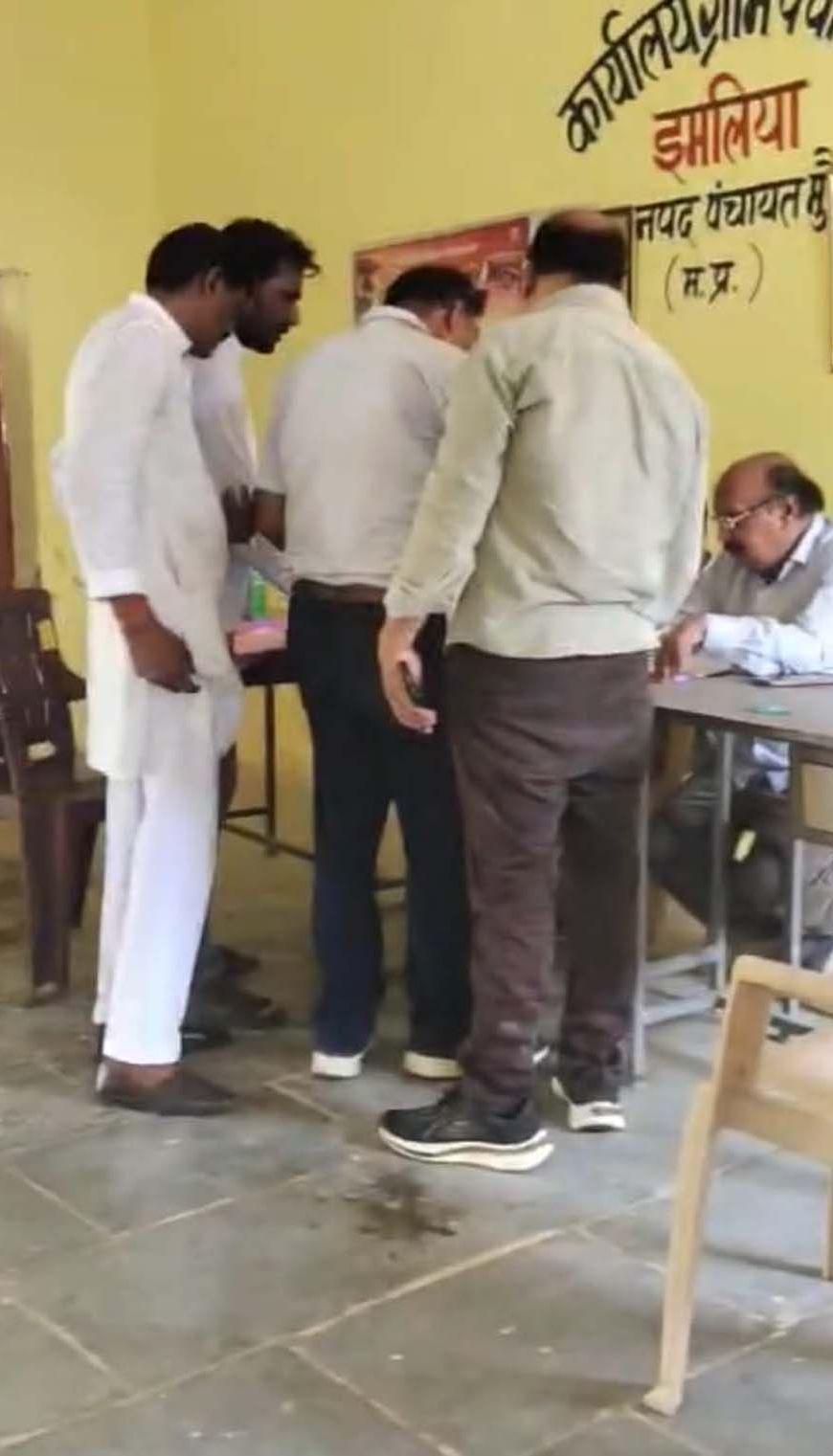 इमिलिया पंचायत जांच में शिकायतकर्ताओं को नहीं बुलाने पर ग्रामीणों ने जताई नाराजगी