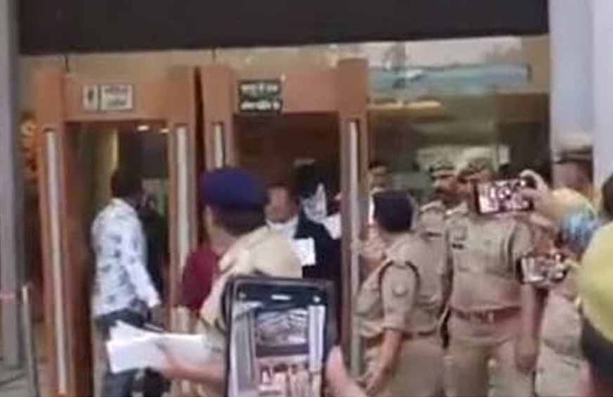 डोंगरगढ़ में फॉरेक्स ट्रेडिंग के नाम पर अरबों की ठगी, निवेशकों ने आरोपी के घर का किया घेराव