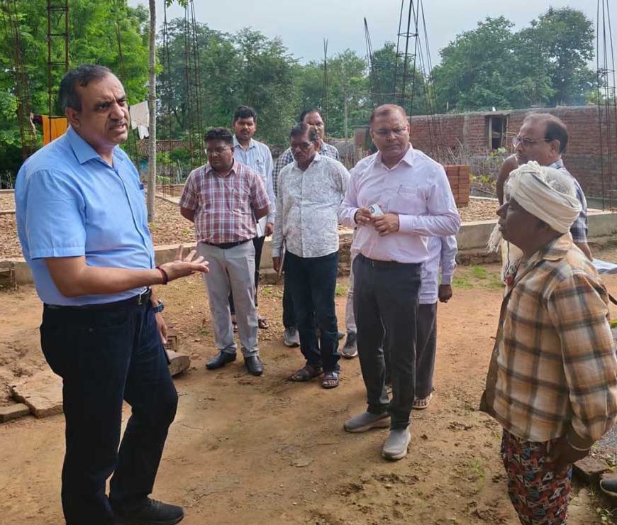 ग्राम चदैनिया में हितग्राहियों से किया संवाद, समय-सीमा में गुणवत्तापूर्ण आवास निर्माण के दिए निर्देश