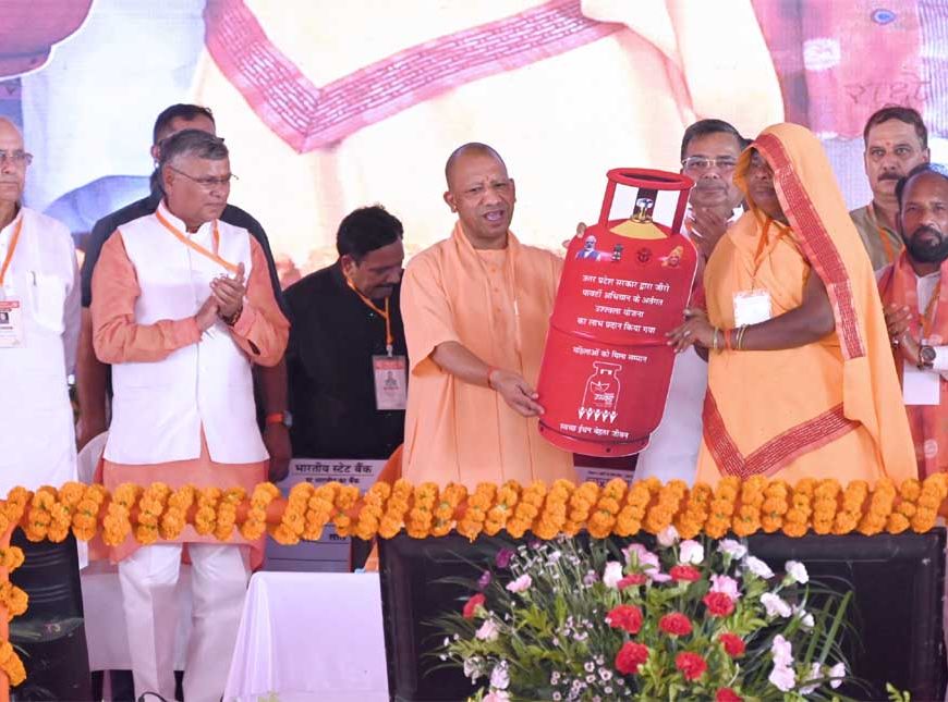 मुख्यमंत्री योगी ने मैनपुरी में लाभार्थियों को वितरित किए चेक, स्वीकृति पत्र व टूलकिट