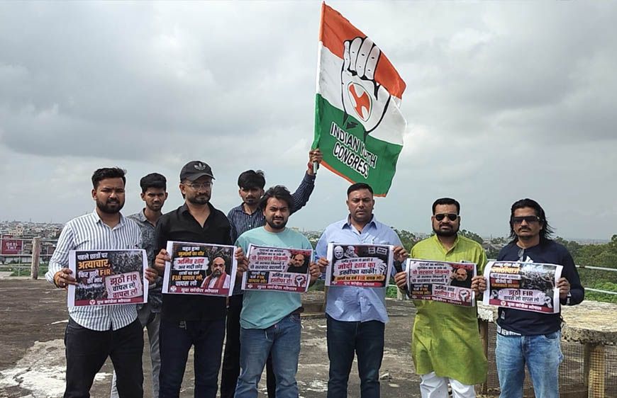 भोपाल में पानी की टंकी पर चढ़े युवा कांग्रेस कार्यकर्ता, मांगा अमित शाह का इस्तीफा