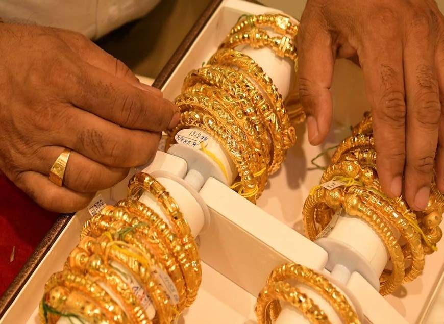 Gold Price Crash: रिकॉर्ड हाई से ₹37,000 टूटा सोना, क्या खरीदारी का यही है सबसे अच्छा मौका?