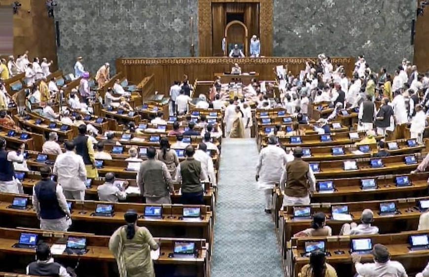 लोकसभा में पेश हुआ एंटी-पेपर लीक बिल, विपक्ष के हंगामे से संसद की कार्यवाही स्थगित