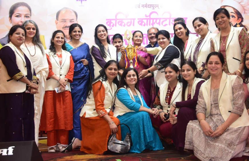 सिंधी व्यंजन प्रतियोगिता की विजेताओं को मानस भवन में बांटे गए पुरस्कार