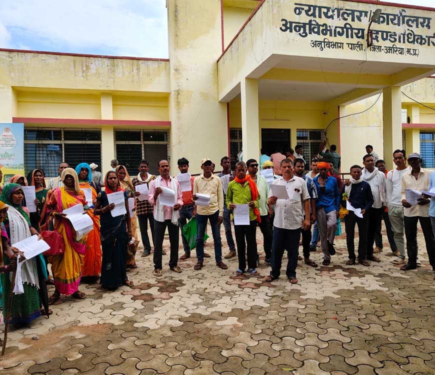 रमा सीमेंट को सतही अधिकार देने के विरोध में किसानों का प्रदर्शन