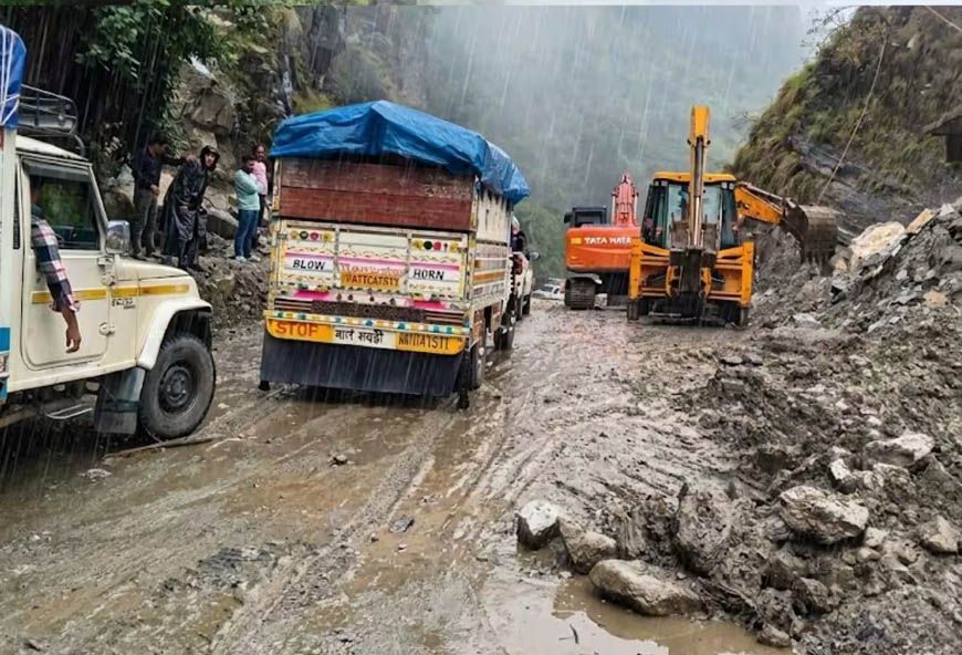 Uttarakhand Weather: उत्तराखंड में मूसलाधार बारिश से हालात बेकाबू, फ्लैश फ्लड का अलर्ट; कई जिलों में स्कूल बंद