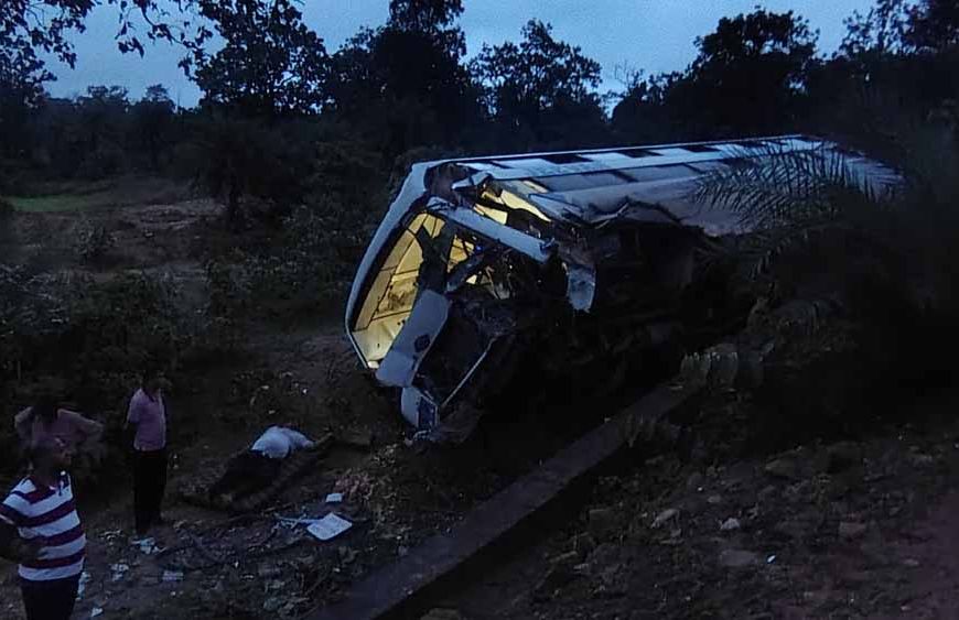 CG में तेज रफ्तार बस पलटी, 10 यात्री घायल; हादसे के बाद मची अफरा-तफरी