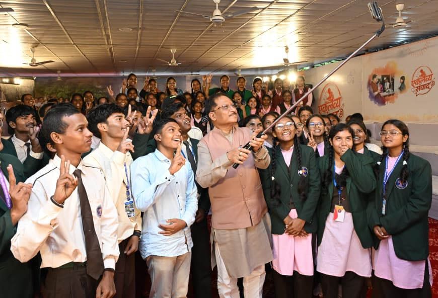 मुख्यमंत्री विष्णु देव साय ने एकलव्य के विद्यार्थियों का बढ़ाया उत्साह