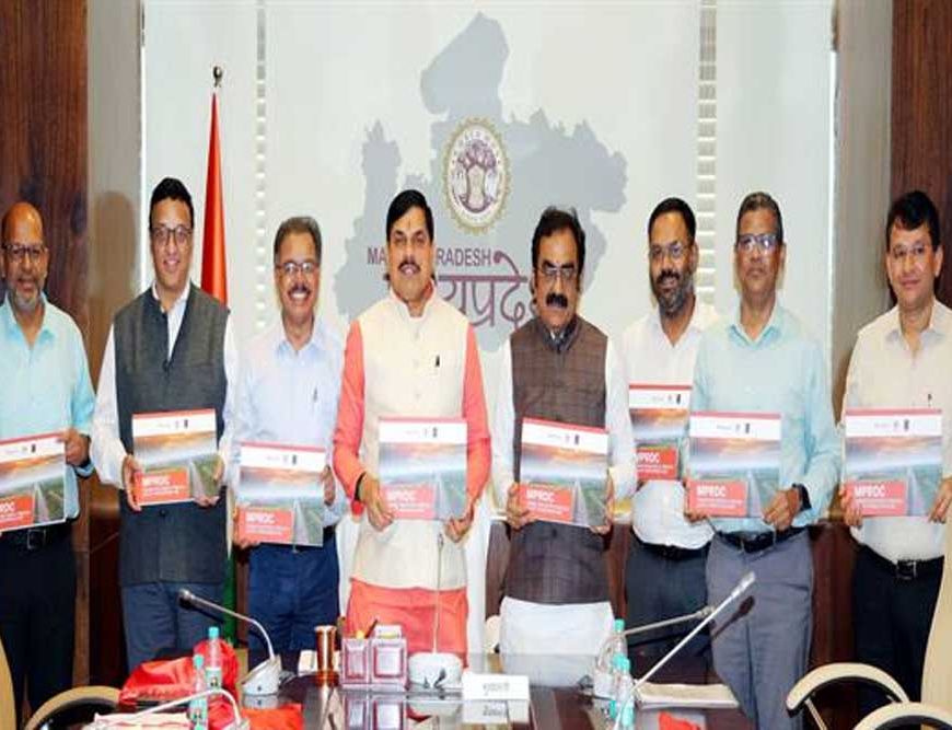 मुख्यमंत्री डॉ. यादव ने कॉफी टेबल बुक "एमपीआरडीसी : कनेक्टिंग पीपुल थ्रू क्वालिटी इंफ्रास्ट्रक्चर" का किया विमोचन