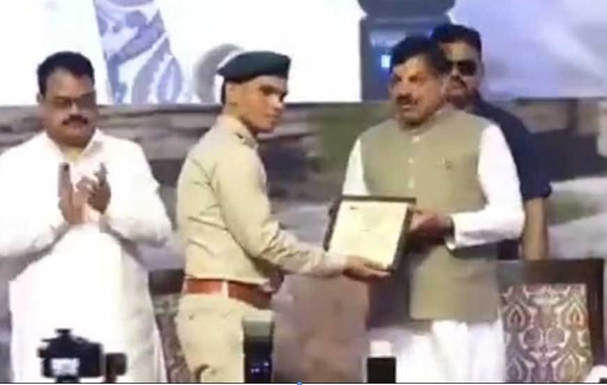 मुख्यमंत्री डॉ. यादव ने अंतर्राष्ट्रीय बाघ दिवस पर एसटीएफ जबलपुर के वनरक्षक  तौहेल को किया सम्मानित