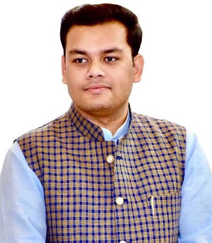 स्कूल बंद करने के आरोप पर अखिलेश को संदीप सिंह का जवाब, ‘PDA नहीं, Propaganda Delivery by Akhilesh’