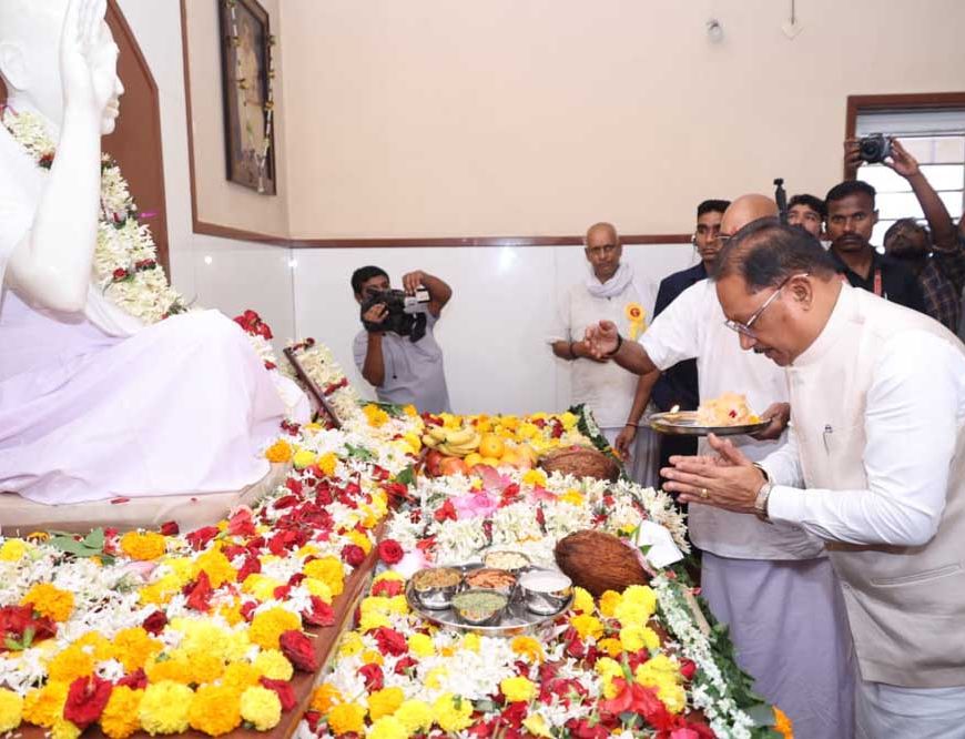 गुरु पूर्णिमा पर मुख्यमंत्री ने अघोर गुरु पीठ बनोरा में किए गुरु दर्शन, बाबा प्रियदर्शी राम से लिया आशीर्वाद