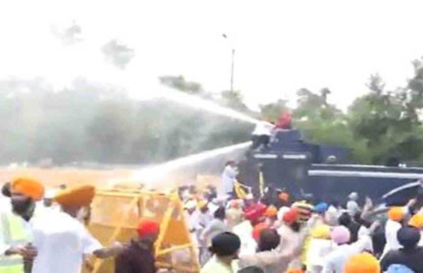 चंडीगढ़ में बंदी सिंहों और अमृतपाल की रिहाई को लेकर प्रदर्शन हिंसक, 15 पुलिसकर्मी घायल; वाटर कैनन चालक का हाथ टूटा