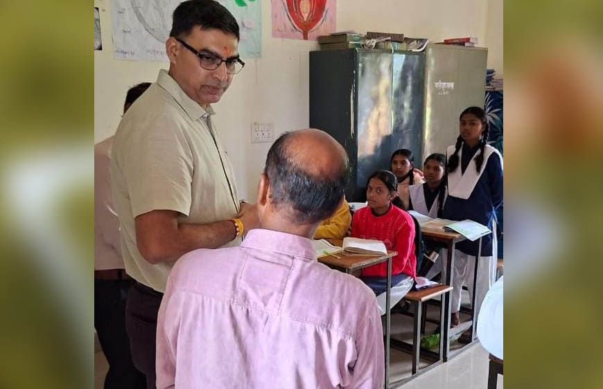 नवागत कलेक्टर रत्नाकर झा ने विद्यालयों एवं छात्रावास का किया निरीक्षण