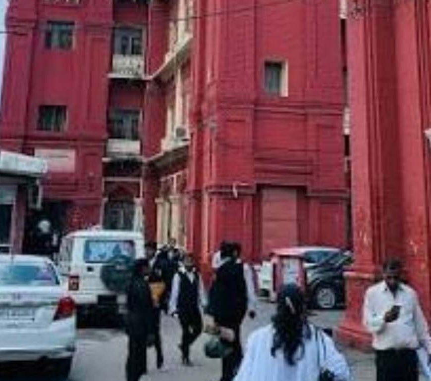 लखनऊ सिविल कोर्ट हमला: आरोपी वकीलों की तलाश तेज, 10 पुलिस टीमें कर रहीं छापेमारी