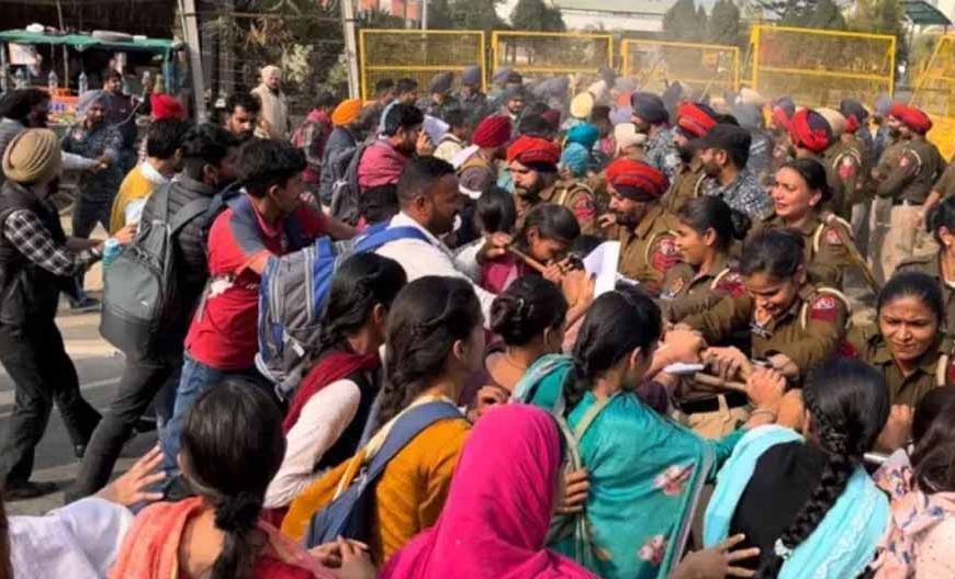 Punjab News: शिक्षा भवन के बाहर शिक्षकों का धरना, पुलिस और प्रशासन में मचा हड़कंप
