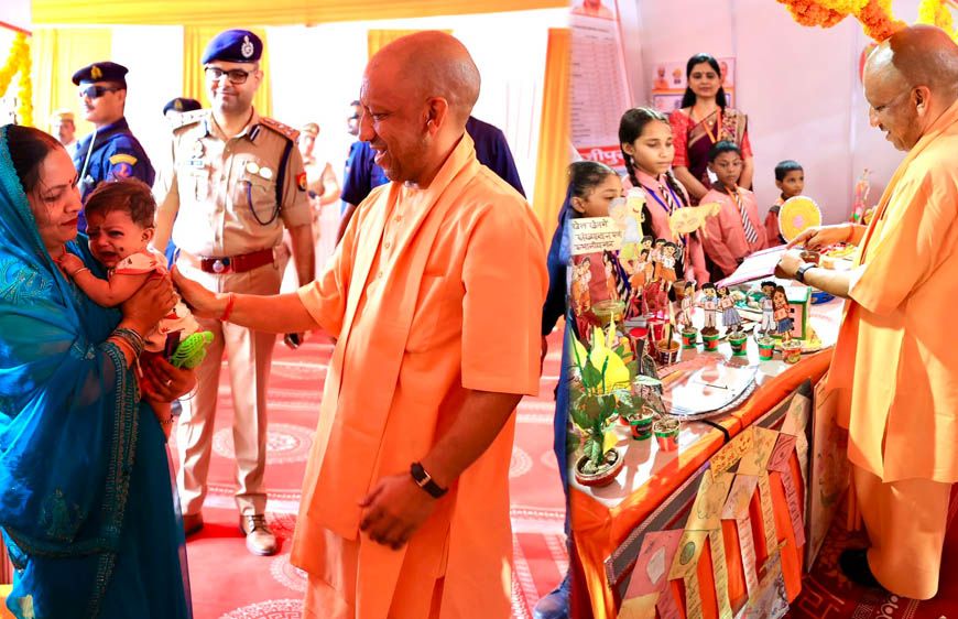 मुख्यमंत्री ने बुलाया तो दौड़कर मंच पर पहुंचीं महिलाएं, भेंट किया हाथ से बनाया गया चित्र