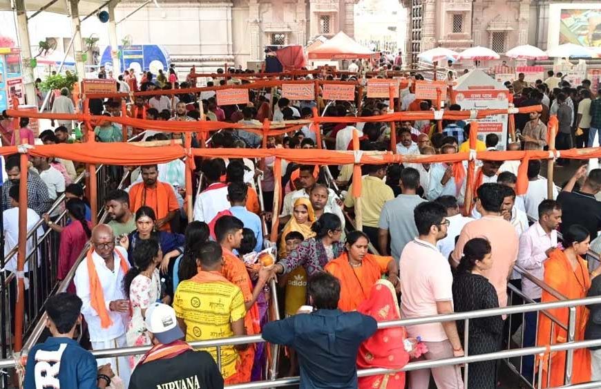श्रावण के प्रथम दिन बाबा विश्वनाथ के दरबार में उमड़ा आस्था का सैलाब