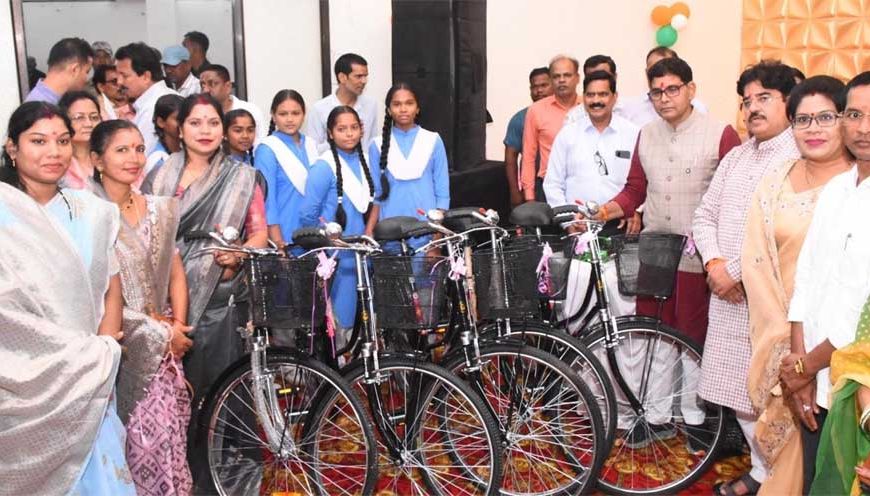शिक्षा से ही होता है सशक्त राष्ट्र का निर्माण, बड़े लक्ष्य तय कर पूरी निष्ठा से करें पढ़ाई: मंत्री  टंक राम वर्मा