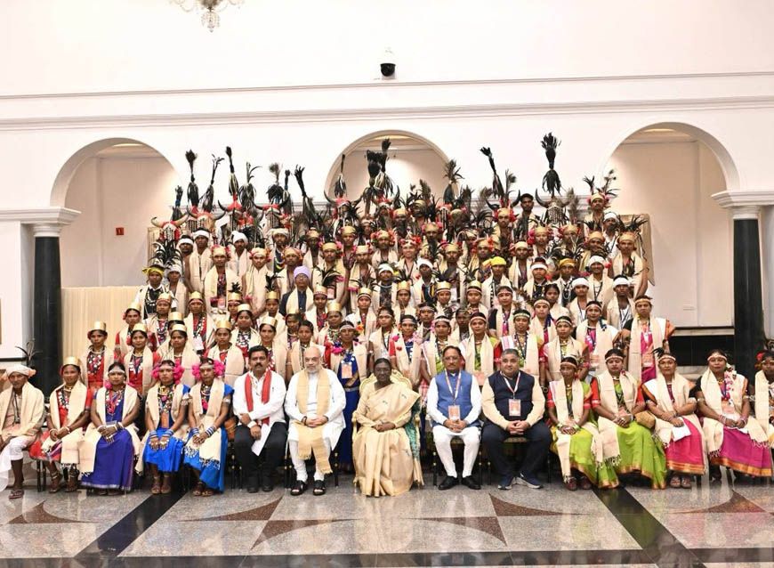 राष्ट्रपति द्रौपदी मुर्मु से छत्तीसगढ़ के बस्तर पंडुम-2026 के विजेताओं, परगना मांझी और पद्म पुरस्कार विजेताओं के प्रतिनिधिमंडल ने मुलाकात की