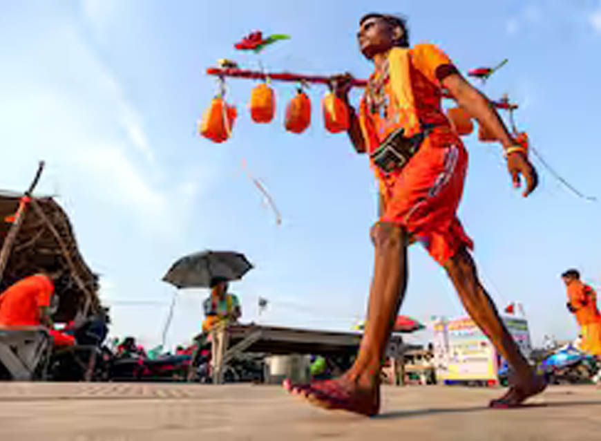 हर-हर महादेव का उद्घोष, कंधों पर आस्था लिए बढ़ चले शिवभक्त