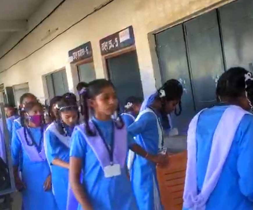 CG के स्कूल में अचानक बेहोश हुईं कई छात्राएं, एक की हालत गंभीर, अस्पताल में भर्ती